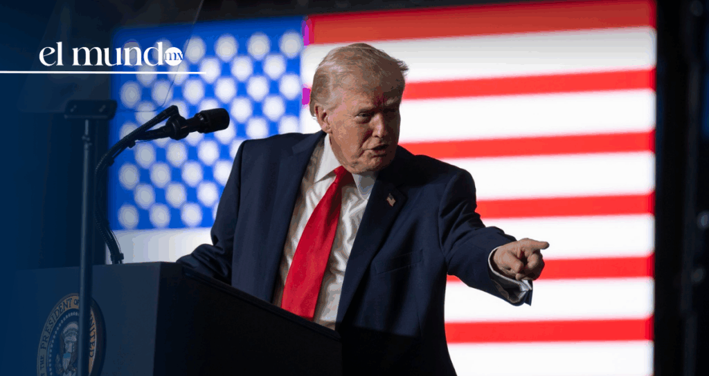 El presidente Donald Trump firmó una orden ejecutiva que faculta a su administración para imponer aranceles a bienes procedentes de países que vendan o suministren petróleo a Cuba, en el marco de una declaratoria de “emergencia nacional” con respecto a la isla caribeña. La medida representa un nuevo endurecimiento de la política estadounidense hacia La Habana y busca presionar a terceros países que mantienen vínculos energéticos con el gobierno cubano. En el texto de la orden, Trump sostiene que la relación del régimen cubano con diversos actores internacionales “constituye una amenaza inusual y extraordinaria para la seguridad nacional y la política exterior de Estados Unidos” y por ello justifica la emergencia. La orden indica que Washington podrá imponer aranceles adicionales sobre importaciones de países que directa o indirectamente proporcionen petróleo a Cuba. El presidente también argumenta que el gobierno cubano “se alinea con, y brinda apoyo a, numerosos países hostiles, grupos terroristas transnacionales y actores malignos adversos a Estados Unidos”, entre los cuales menciona a Rusia, China, Irán, Hamás y Hezbolá, a quienes considera adversarios de los intereses de Washington. La declaración de emergencia y la amenaza de aranceles ocurren en un contexto de creciente tensión regional, agravado por reportes de que México se ha convertido en uno de los principales proveedores de petróleo a Cuba, superando incluso a la histórica cuota venezolana tras el colapso del suministro de ese país. Según datos comerciales y fuentes petroleras, entre enero y septiembre de 2025, México exportó cerca de 17,200 barriles diarios de crudo y 2,000 de derivados a la isla, cifras que consolidan su papel estratégico en el abastecimiento energético cubano. El gobierno mexicano ha defendido este suministro como una forma de ayuda humanitaria y solidaridad, aunque también ha sido objeto de fuertes críticas desde sectores del Congreso de Estados Unidos que consideran que tales envíos fortalecen un régimen que Washington califica como adversario estratégico. Si bien la orden ejecutiva no menciona explícitamente a México, su alcance abre la puerta a posibles sanciones comerciales indirectas, justo en un momento clave para la relación bilateral. La nación norteamericana se encuentra en pleno proceso de revisión del Tratado entre México, Estados Unidos y Canadá (T-MEC), en un entorno donde las políticas energéticas y comerciales están bajo escrutinio tanto en Washington como en la región.