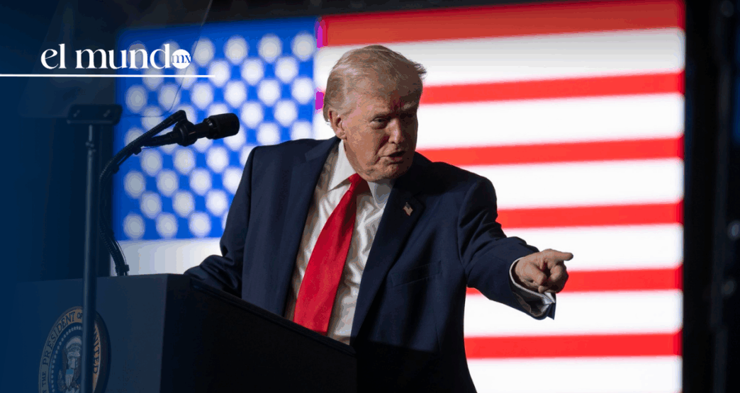 El presidente Donald Trump firmó una orden ejecutiva que faculta a su administración para imponer aranceles a bienes procedentes de países que vendan o suministren petróleo a Cuba, en el marco de una declaratoria de “emergencia nacional” con respecto a la isla caribeña. La medida representa un nuevo endurecimiento de la política estadounidense hacia La Habana y busca presionar a terceros países que mantienen vínculos energéticos con el gobierno cubano. En el texto de la orden, Trump sostiene que la relación del régimen cubano con diversos actores internacionales “constituye una amenaza inusual y extraordinaria para la seguridad nacional y la política exterior de Estados Unidos” y por ello justifica la emergencia. La orden indica que Washington podrá imponer aranceles adicionales sobre importaciones de países que directa o indirectamente proporcionen petróleo a Cuba. El presidente también argumenta que el gobierno cubano “se alinea con, y brinda apoyo a, numerosos países hostiles, grupos terroristas transnacionales y actores malignos adversos a Estados Unidos”, entre los cuales menciona a Rusia, China, Irán, Hamás y Hezbolá, a quienes considera adversarios de los intereses de Washington. La declaración de emergencia y la amenaza de aranceles ocurren en un contexto de creciente tensión regional, agravado por reportes de que México se ha convertido en uno de los principales proveedores de petróleo a Cuba, superando incluso a la histórica cuota venezolana tras el colapso del suministro de ese país. Según datos comerciales y fuentes petroleras, entre enero y septiembre de 2025, México exportó cerca de 17,200 barriles diarios de crudo y 2,000 de derivados a la isla, cifras que consolidan su papel estratégico en el abastecimiento energético cubano. El gobierno mexicano ha defendido este suministro como una forma de ayuda humanitaria y solidaridad, aunque también ha sido objeto de fuertes críticas desde sectores del Congreso de Estados Unidos que consideran que tales envíos fortalecen un régimen que Washington califica como adversario estratégico. Si bien la orden ejecutiva no menciona explícitamente a México, su alcance abre la puerta a posibles sanciones comerciales indirectas, justo en un momento clave para la relación bilateral. La nación norteamericana se encuentra en pleno proceso de revisión del Tratado entre México, Estados Unidos y Canadá (T-MEC), en un entorno donde las políticas energéticas y comerciales están bajo escrutinio tanto en Washington como en la región.