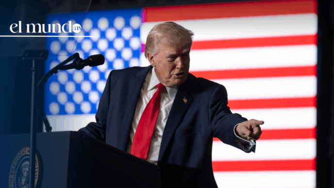 El presidente Donald Trump firmó una orden ejecutiva que faculta a su administración para imponer aranceles a bienes procedentes de países que vendan o suministren petróleo a Cuba, en el marco de una declaratoria de “emergencia nacional” con respecto a la isla caribeña. La medida representa un nuevo endurecimiento de la política estadounidense hacia La Habana y busca presionar a terceros países que mantienen vínculos energéticos con el gobierno cubano. En el texto de la orden, Trump sostiene que la relación del régimen cubano con diversos actores internacionales “constituye una amenaza inusual y extraordinaria para la seguridad nacional y la política exterior de Estados Unidos” y por ello justifica la emergencia. La orden indica que Washington podrá imponer aranceles adicionales sobre importaciones de países que directa o indirectamente proporcionen petróleo a Cuba. El presidente también argumenta que el gobierno cubano “se alinea con, y brinda apoyo a, numerosos países hostiles, grupos terroristas transnacionales y actores malignos adversos a Estados Unidos”, entre los cuales menciona a Rusia, China, Irán, Hamás y Hezbolá, a quienes considera adversarios de los intereses de Washington. La declaración de emergencia y la amenaza de aranceles ocurren en un contexto de creciente tensión regional, agravado por reportes de que México se ha convertido en uno de los principales proveedores de petróleo a Cuba, superando incluso a la histórica cuota venezolana tras el colapso del suministro de ese país. Según datos comerciales y fuentes petroleras, entre enero y septiembre de 2025, México exportó cerca de 17,200 barriles diarios de crudo y 2,000 de derivados a la isla, cifras que consolidan su papel estratégico en el abastecimiento energético cubano. El gobierno mexicano ha defendido este suministro como una forma de ayuda humanitaria y solidaridad, aunque también ha sido objeto de fuertes críticas desde sectores del Congreso de Estados Unidos que consideran que tales envíos fortalecen un régimen que Washington califica como adversario estratégico. Si bien la orden ejecutiva no menciona explícitamente a México, su alcance abre la puerta a posibles sanciones comerciales indirectas, justo en un momento clave para la relación bilateral. La nación norteamericana se encuentra en pleno proceso de revisión del Tratado entre México, Estados Unidos y Canadá (T-MEC), en un entorno donde las políticas energéticas y comerciales están bajo escrutinio tanto en Washington como en la región.