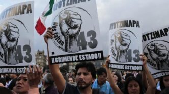 Padres de los 43 desaparecidos de Ayotzinapa encabezan manifestación en la CDMX