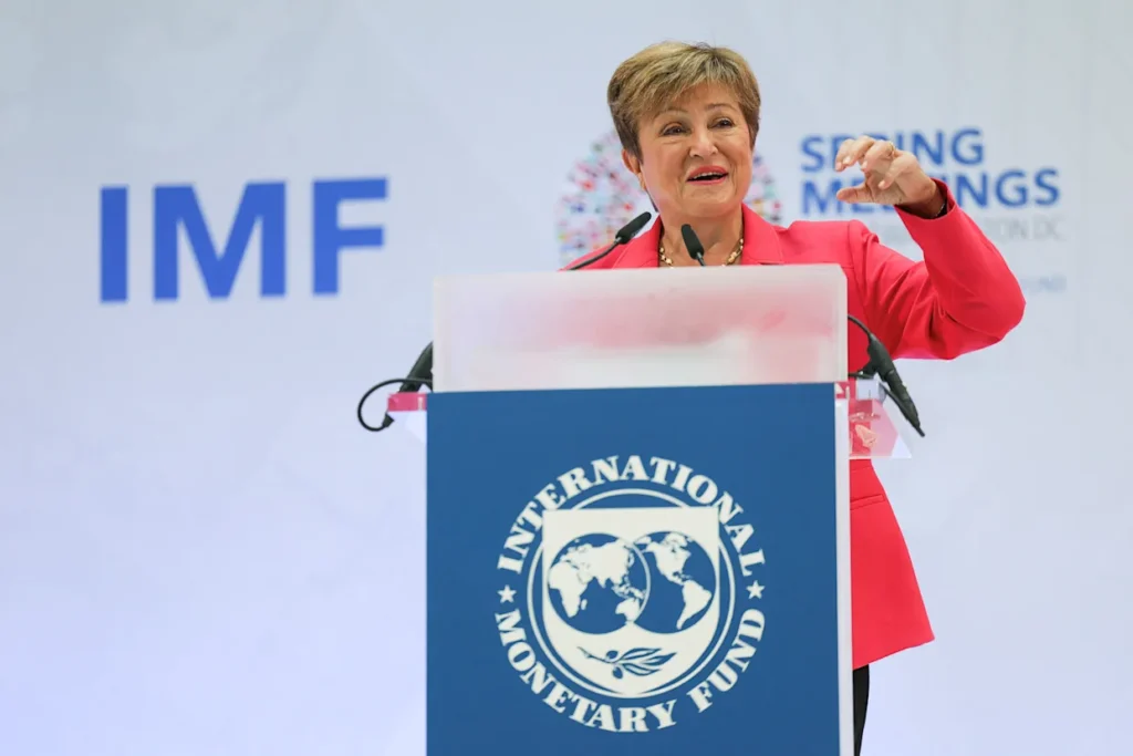 El FMI restablece relaciones con Venezuela tras siete años de suspensión. El reconocimiento político desbloquea evaluaciones económicas. Se abre la puerta a financiamiento y reintegración internacional.