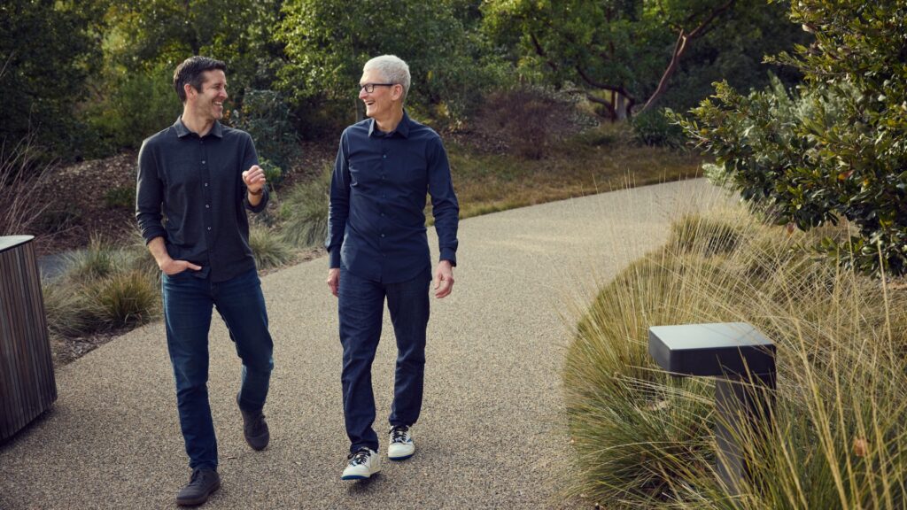 Apple anuncia sucesión: Ternus relevará a Cook Apple inicia su transición de liderazgo más importante en años. Tim Cook dejará el cargo de CEO en septiembre de 2026. John Ternus asumirá con un enfoque técnico en plena era de la IA.