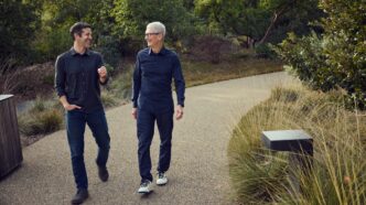 Apple inicia su transición de liderazgo más importante en años. Tim Cook dejará el cargo de CEO en septiembre de 2026. John Ternus asumirá con un enfoque técnico en plena era de la IA.