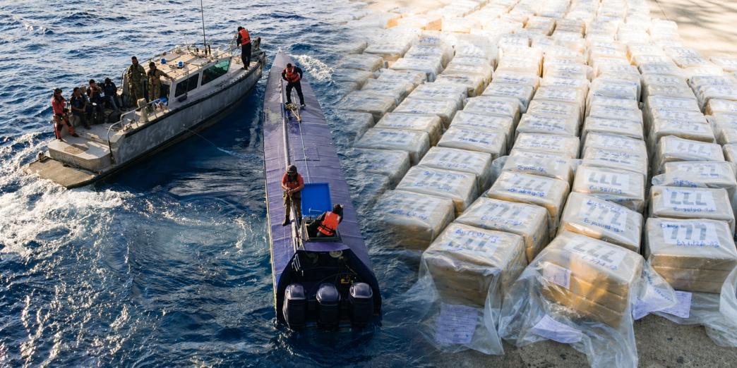 Un operativo naval en el Pacífico permitió el decomiso de casi una tonelada de cocaína. Seis extranjeros fueron detenidos en la embarcación interceptada. El golpe representa pérdidas millonarias para el crimen organizado.