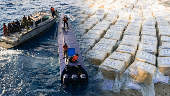 Un operativo naval en el Pacífico permitió el decomiso de casi una tonelada de cocaína. Seis extranjeros fueron detenidos en la embarcación interceptada. El golpe representa pérdidas millonarias para el crimen organizado.