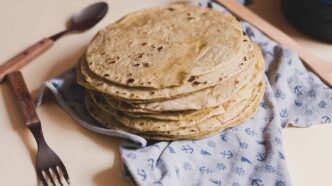 El precio de la tortilla registra un aumento moderado en México. El ajuste varía por región y responde al alza en insumos clave. No hay evidencia de un incremento generalizado a 28 pesos.