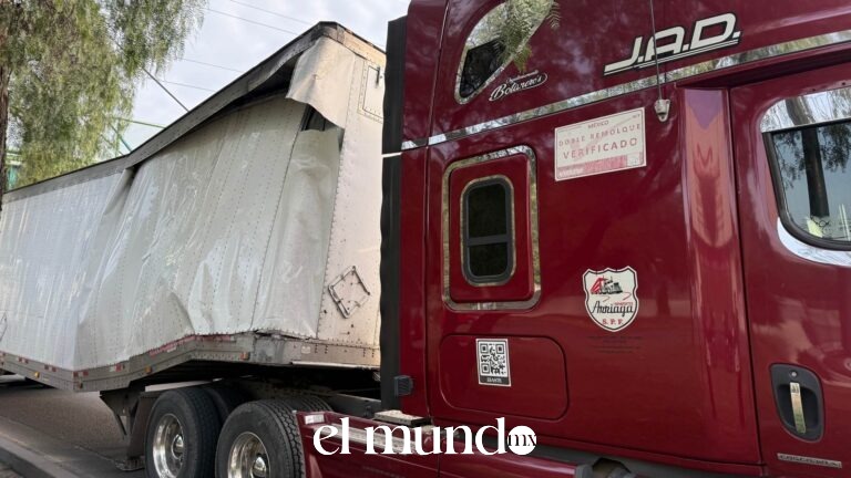 Tráiler con caja partida bloquea Calzada Ignacio Zaragoza y genera caos vial en Iztapalapa