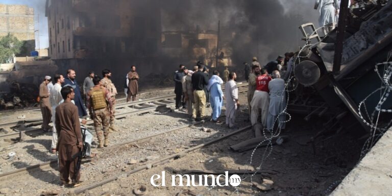 Ataque suicida con coche bomba cerca de vía férrea en Pakistán deja al menos 19 muertos y más de 70 heridos