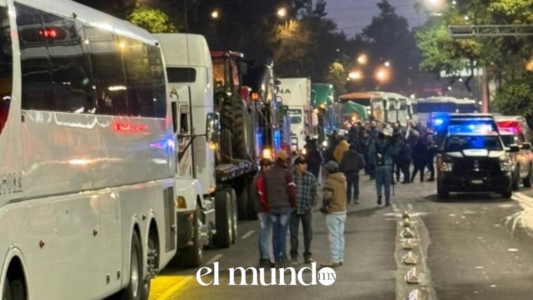Policías impiden paso a campesinos y transportistas en Reforma; manifestantes bloquean la avenida en ambos sentidos Policías impiden paso a campesinos y transportistas en Reforma; manifestantes bloquean la avenida en ambos sentidos