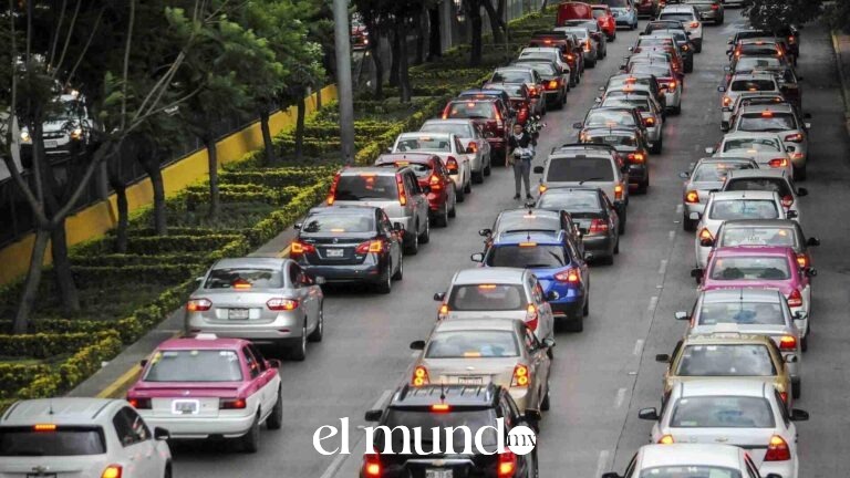 Automovilistas de CDMX reportan demoras de hasta dos meses para obtener placas vehiculares