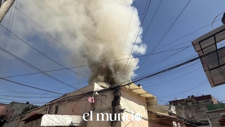 Bomberos controlan incendio en vecindad de la colonia Morelos sin personas lesionadas