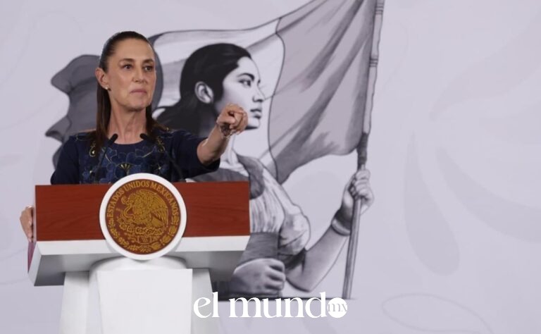 Sheinbaum dona su boleto del Mundial 2026 y lo entrega a joven veracruzana en la mañanera