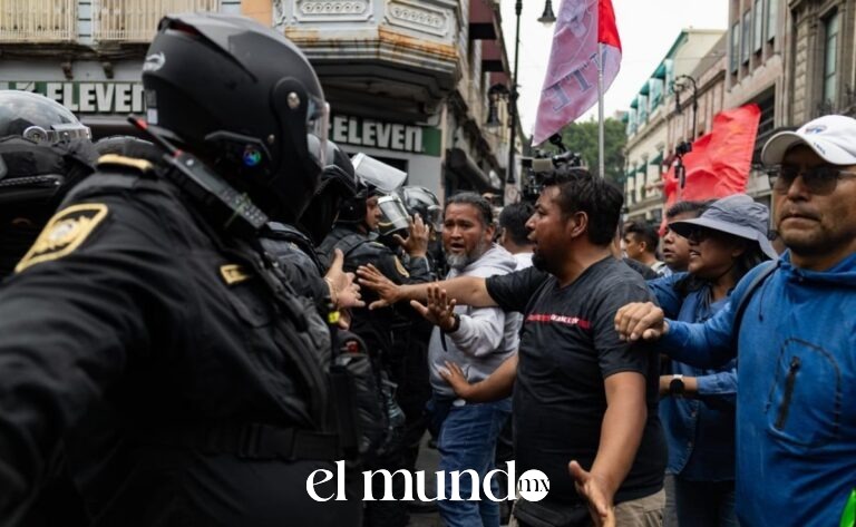 Familias de Ayotzinapa condenan represión contra la CNTE y exigen respeto al derecho de manifestación