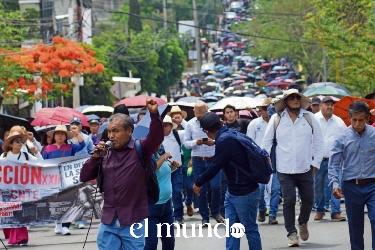 Sección 22 del SNTE toma el centro de Oaxaca con plantón masivo previo al paro nacional de la CNTE