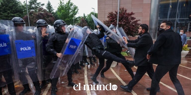 Policía turca irrumpe en sede del partido opositor CHP en Ankara