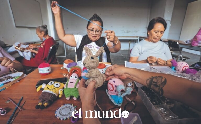 Mujeres dan vida a amigurumis de Frida Kahlo y Bob Esponja en taller del Faro de Oriente
