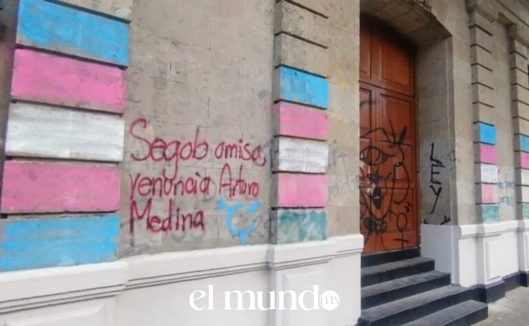 Activistas trans y no binarios cumplen cuatro días atrincherados en la Segob exigiendo reunión con Rosa Icela Rodríguez Activistas trans y no binarios cumplen cuatro días atrincherados en la Segob exigiendo reunión con Rosa Icela Rodríguez