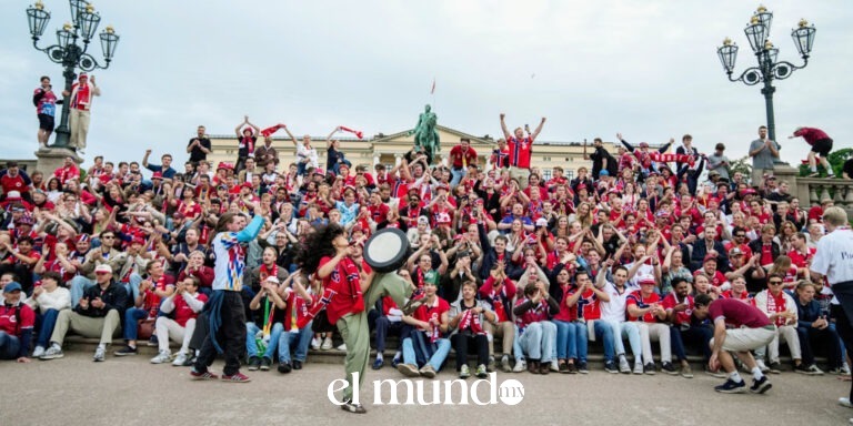 Aficionados noruegos llevan fiesta mundialista hasta el Palacio Real en la madrugada para despertar al rey Aficionados noruegos llevan fiesta mundialista hasta el Palacio Real en la madrugada para despertar al rey