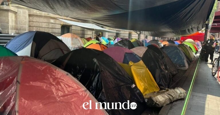 CNTE levanta el campamento del Centro Histórico, pero sus maestros votan continuar con las marchas CNTE desmantela campamento en el Centro Histórico pero continúa con movilizaciones