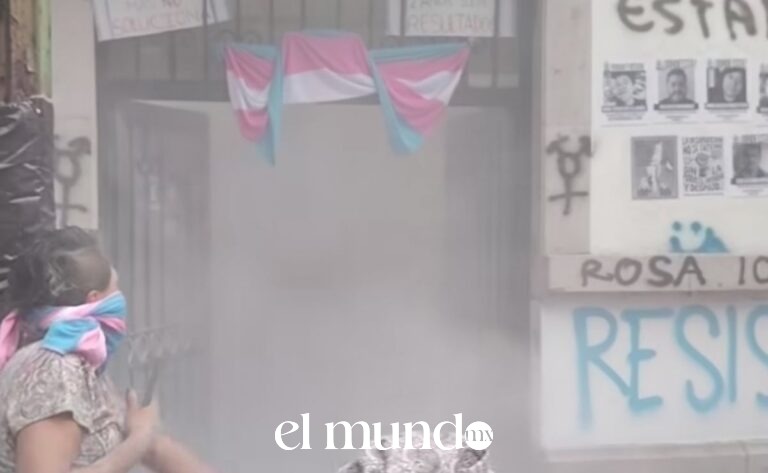 Desalojan a personas trans y no binarias de la Segob tras cinco días de ocupación; acusan agresiones físicas Desalojan a personas trans y no binarias de la Segob tras cinco días de ocupación; acusan agresiones físicas