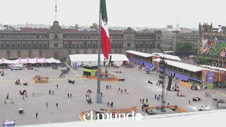 Aficionados se concentran en el Zócalo capitalino a la espera del Fan Fest para el Mundial 2026