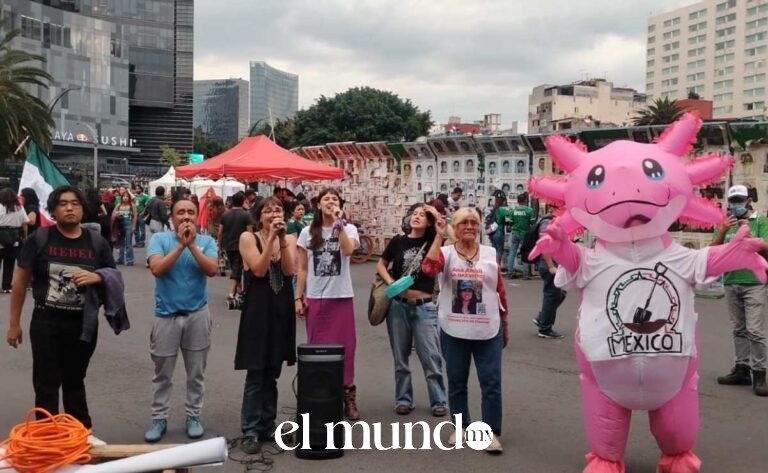 Madres buscadoras protestan en Reforma antes del partido México contra Chequia