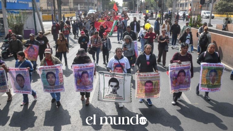 Padres de los 43 normalistas de Ayotzinapa se manifiestan este 12 de junio en CDMX