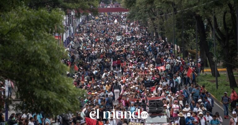 CNTE mantiene plantón en Zócalo y realizan manifestaciones en CDMX durante inauguración del Mundial