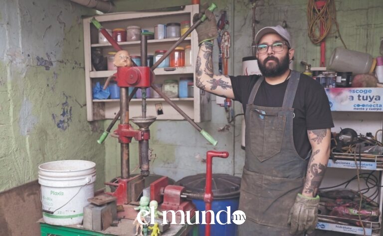 Emprendedor mexicano reinventa juguetes de luchadores con diseños creativos impulsados por la nostalgia Emprendedor mexicano reinventa juguetes de luchadores con diseños creativos impulsados por la nostalgia