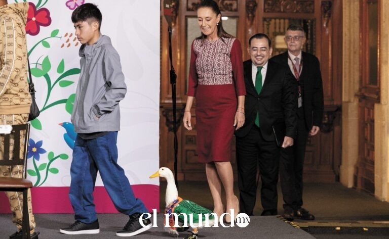 Merlín, el pato con jersey de la Selección, asiste como invitado especial a la mañanera en Palacio Nacional