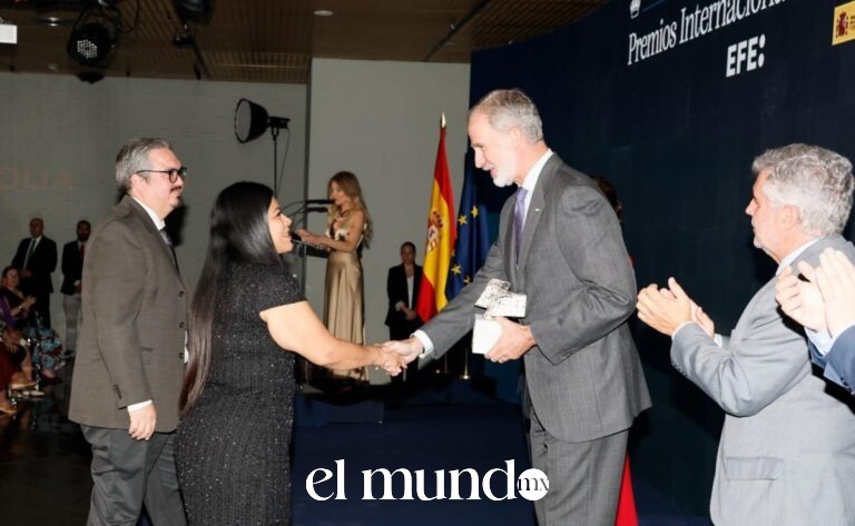 Periodistas mexicanos reciben el Premio Internacional Rey de España por reportaje sobre migrantes muertos en el Río Bravo