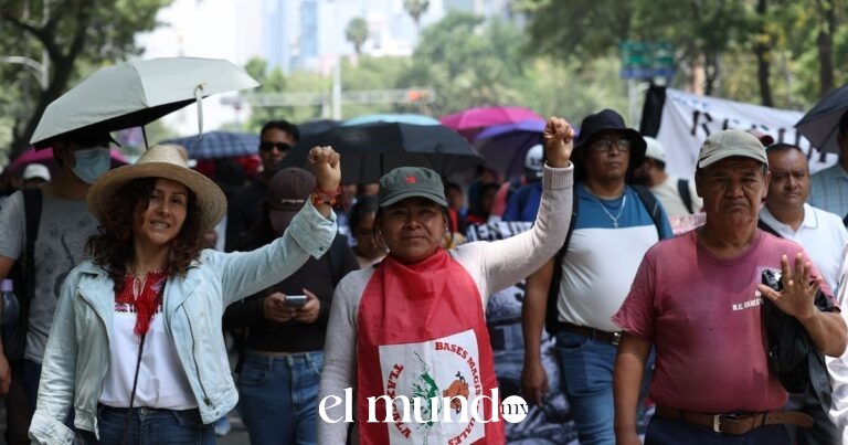 La Sección 22 de la CNTE levanta plantón en el Zócalo capitalino tras 19 días de movilizaciones