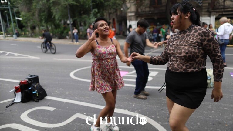 Colectivo de personas trans instala pista de baile durante protesta frente a Secretaría de Gobernación
