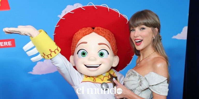 Taylor Swift aparece por sorpresa en la premiere de Toy Story 5 y canta a dueto con Randy Newman
