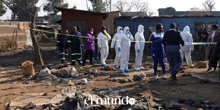 Atacantes matan a 12 personas en tiroteo masivo en suburbio de Johannesburgo, Sudáfrica