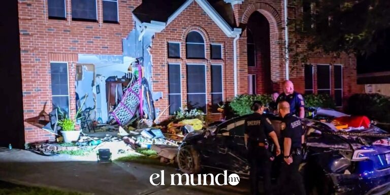 Conductor de Tesla enfrenta cargos por homicidio tras choque mortal en casa de Texas