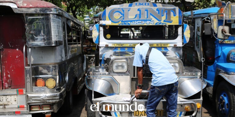 El conflicto en Irán agrava la crisis del emblemático jeepney filipino por el alza de combustible Jeepneys coloridos estacionados en Manila, Filipinas, afectados por el alza en los precios del combustible debido al conflicto en Irán
