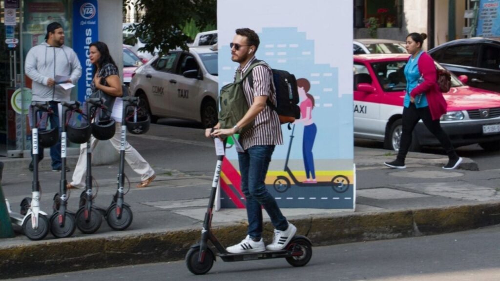 Proponen distintivo oficial para identificar scooters en CDMX Scooter eléctrico circulando por las calles de la Ciudad de México