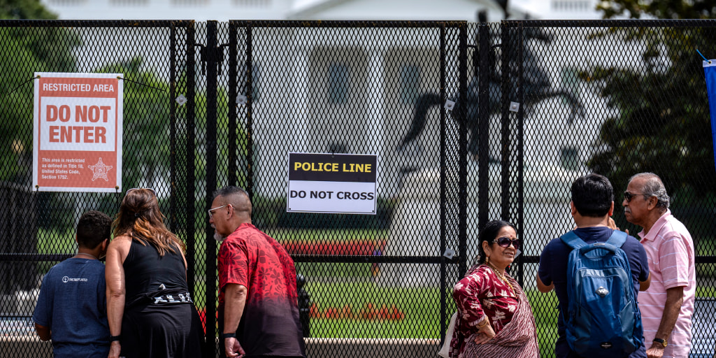 Trump propone cercar permanentemente Lafayette Square, sitio de protestas Vista de Lafayette Square, parque histórico frente a la Casa Blanca en Washington D.C., donde se propone instalar una cerca permanente