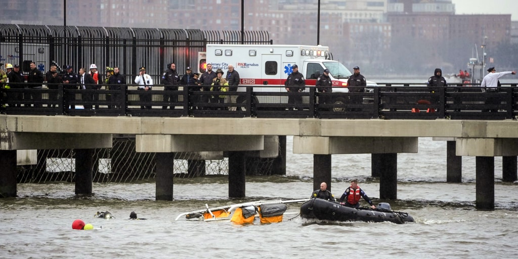 Helicóptero turístico en Nueva York cayó por impacto de gansos: NTSB Helicóptero turístico Bell 206L-4 similar al que cayó en el río Hudson en Nueva York tras impacto con gansos