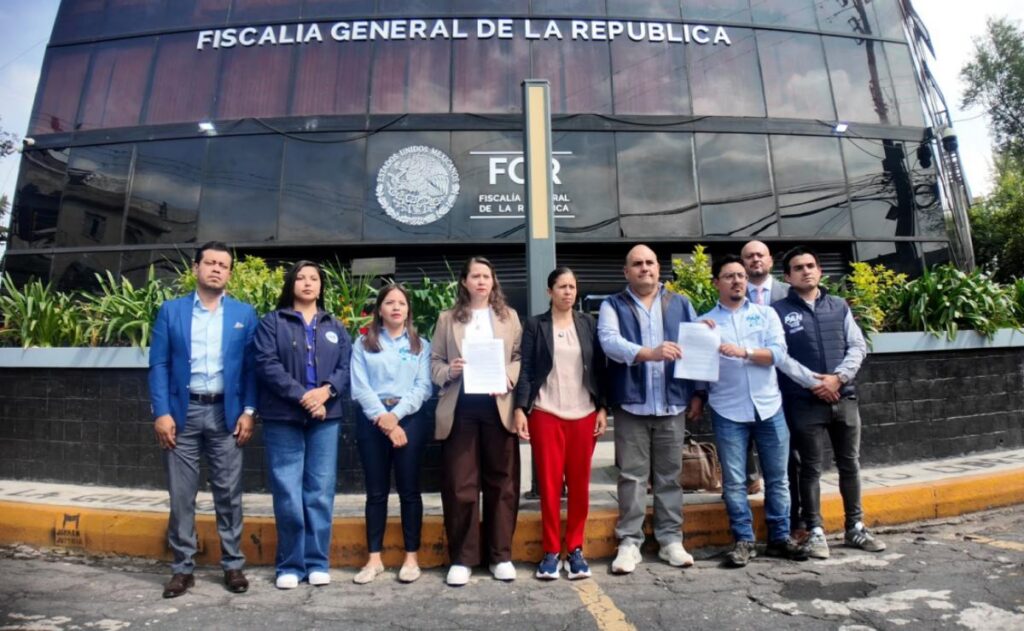 PAN denuncia a Gonzalo López Beltrán por descarrilamientos del Tren Interoceánico Legisladores del PAN presentan denuncia ante la FGR contra Gonzalo López Beltrán por descarrilamientos del Tren Interoceánico