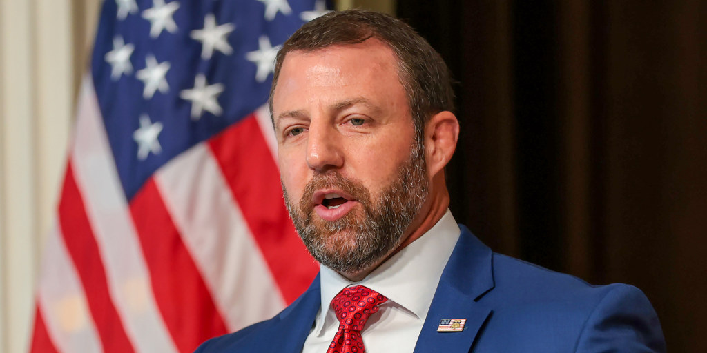 Mullin amenaza con cárcel a funcionarios electorales de EE.UU. Markwayne Mullin, secretario de Seguridad Nacional de Estados Unidos, durante conferencia de prensa en el Edificio Ejecutivo Eisenhower