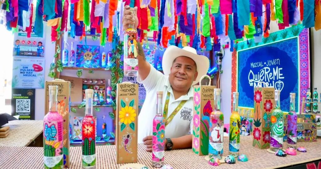Feria del Mezcal 2026 en Oaxaca: agenda completa del 17 al 19 de julio Visitantes degustando mezcal en stands de productores locales durante la Feria del Mezcal 2026 en el Centro Cultural y de Convenciones de Oaxaca
