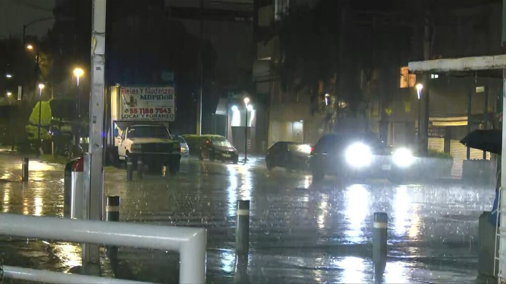 Alerta naranja y amarilla por lluvias fuertes esta noche en CDMX Cielo nublado con lluvia intensa sobre la Ciudad de México durante la noche
