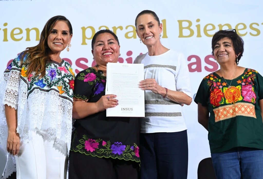 Sheinbaum entrega 474 escrituras de vivienda en Quintana Roo Presidenta Claudia Sheinbaum durante la entrega de 474 escrituras de vivienda a trabajadores en Quintana Roo como parte del Programa de Vivienda para el Bienestar