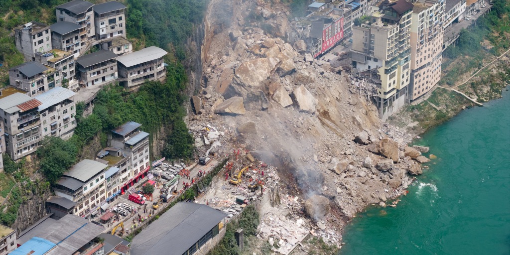 Deslizamiento de tierra en China deja al menos 8 muertos y 34 desaparecidos Escombros y rocas gigantes cubren edificios residenciales tras deslizamiento de tierra en el condado de Pengshui, Chongqing, China