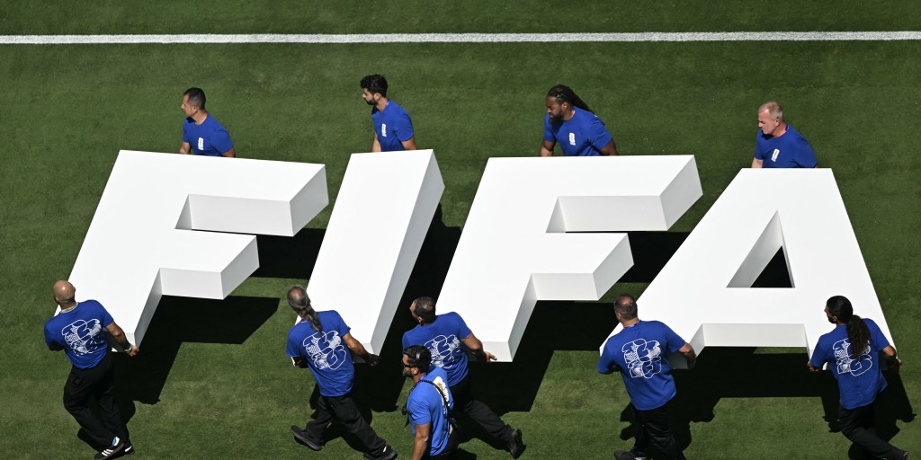 Final del Mundial 2026 tendrá show de medio tiempo estilo Super Bowl Escenario de medio tiempo en estadio de futbol con luces y pantallas para concierto durante la final del Mundial 2026