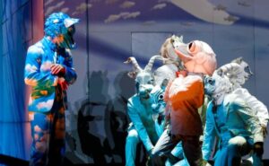 Artistas del Cirque du Soleil realizando acrobacias bajo la carpa azul y amarilla durante el espectáculo ECHO