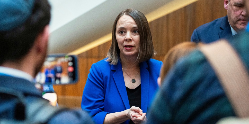 Shenna Bellows abandona carrera al Senado de Maine; crece apoyo a Jackson Shenna Bellows, secretaria de Estado de Maine, anuncia su retiro de la carrera por la candidatura demócrata al Senado de Estados Unidos