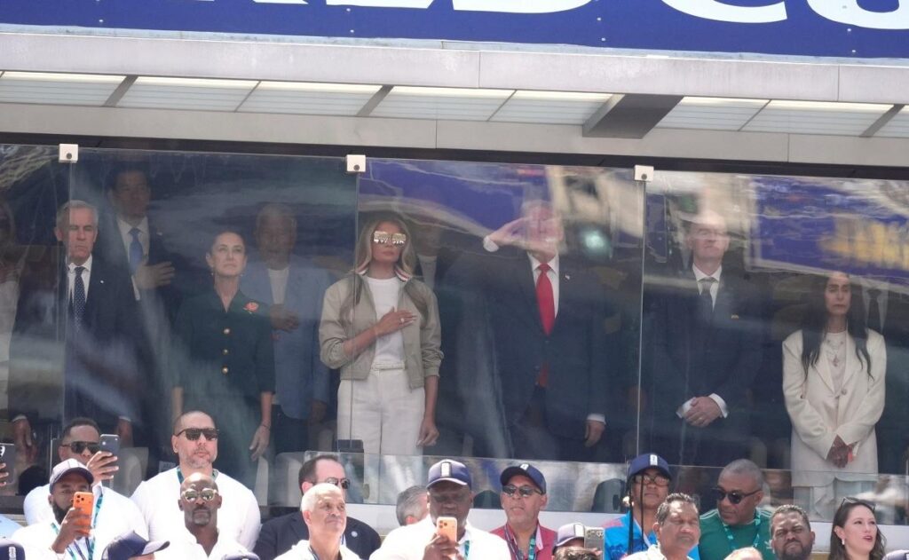 Sheinbaum asiste a final del Mundial 2026 junto a Trump e Infantino Claudia Sheinbaum junto a Donald Trump, Melania Trump, Mark Carney y Gianni Infantino en el palco del MetLife Stadium durante la final del Mundial 2026